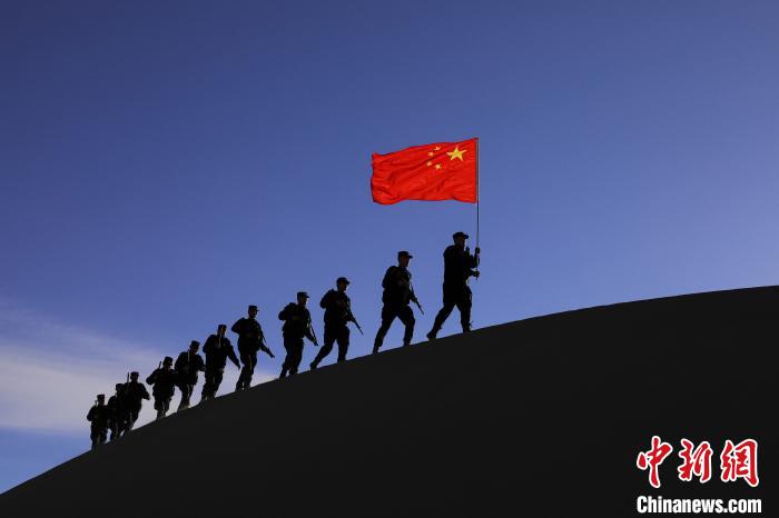 日喀則邊境管理支隊(duì)幾腳橋邊境檢查站民警在轄區(qū)開(kāi)展巡邏工作。　龍小鳳 攝