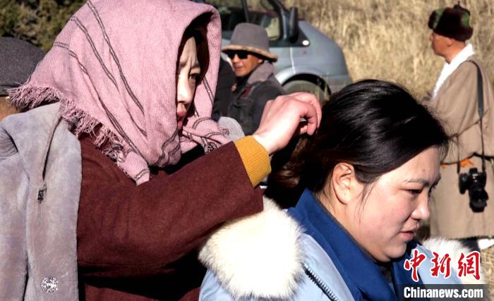 圖為1月13日，電影《雪域青春》群眾演員做拍攝準備?！∝暽＠?攝