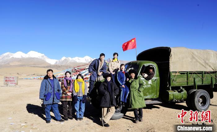 圖為電影《雪域青春》主創(chuàng)團隊在西藏唐古拉山拍攝點。　攝制組供圖 攝