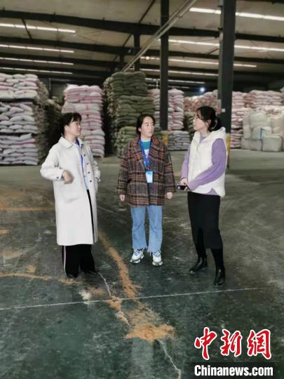 圖為次仁措姆(中)正在開展街道工作。<a target='_blank' ><p  align=