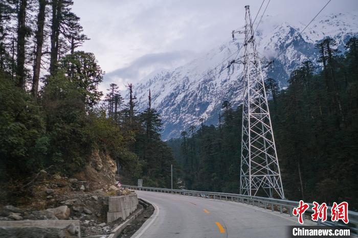 目前唯一進(jìn)出墨脫的公路波墨公路?！『闻罾?攝