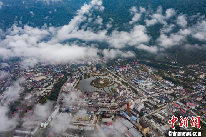 圖為墨脫縣城?！『闻罾?攝