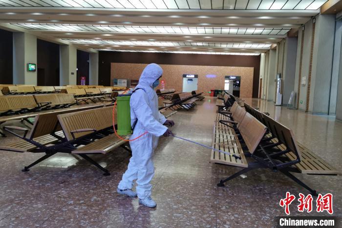 圖為拉薩車站工作人員在候車室進行消毒。　李海星 攝