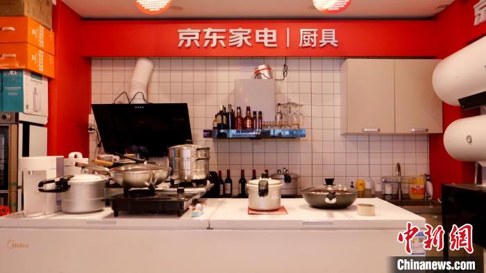 圖為店內(nèi)部分商品展示?！≈x牧 攝