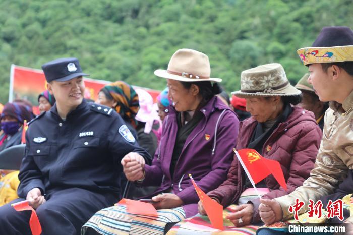 圖為李陽副所長(前排左一)與卓嘎、央宗姐妹共同參加愛國主義教育活動?！〉录?攝