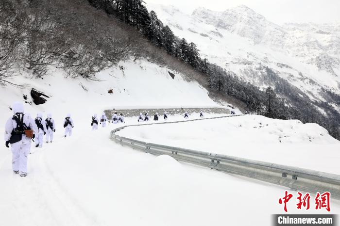 圖為徒步前進?！铎o 攝