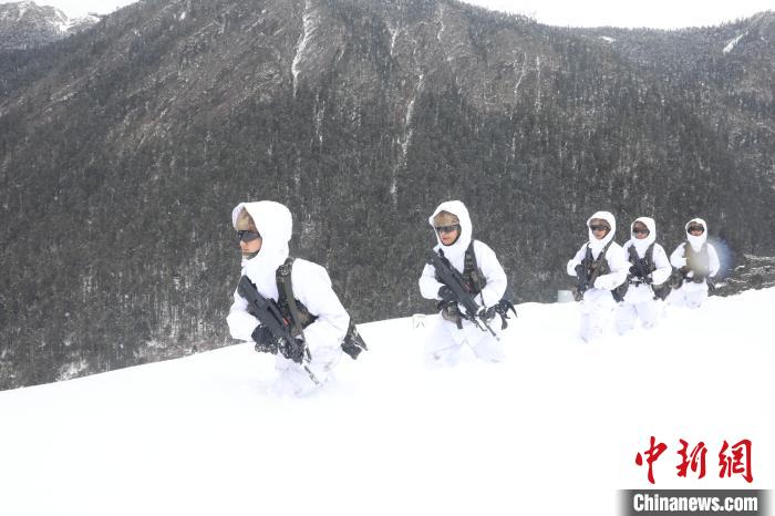 圖為徒步前進。　靳河新 攝