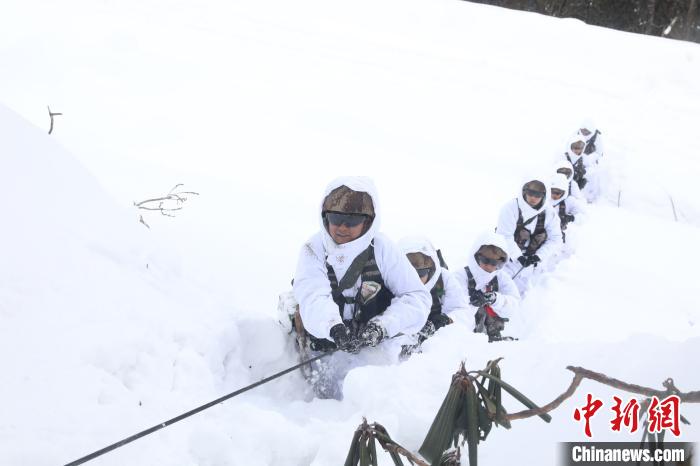 圖為依靠纜繩攀爬?！铎o 攝