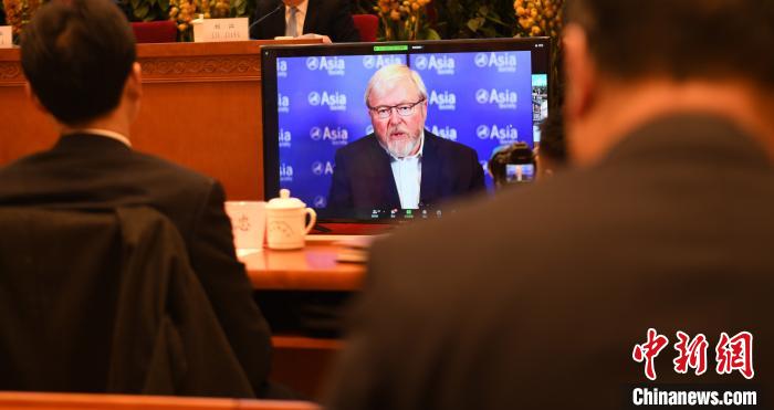 圖為外國(guó)專(zhuān)家通過(guò)線上進(jìn)行分享交流。　趙朗 攝