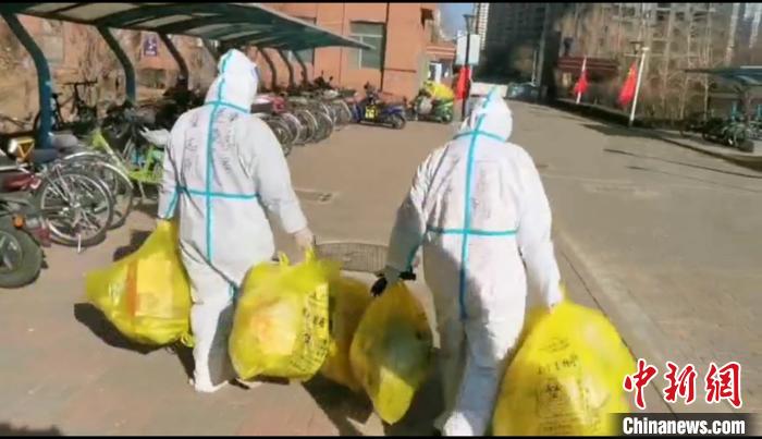 收集垃圾?！¤F西區(qū)委宣傳部 攝