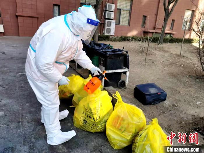 給垃圾做消殺?！¤F西區(qū)委宣傳部 攝