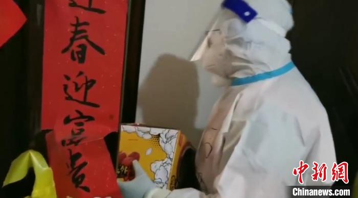 為封閉在家居民送快遞?！¤F西區(qū)委宣傳部 攝