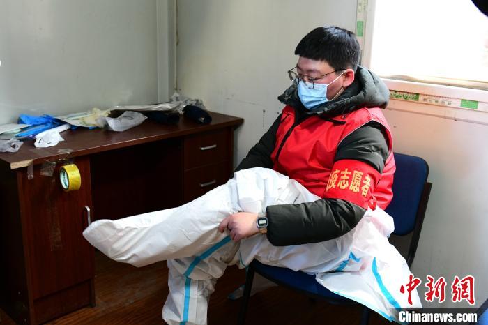 穿防護(hù)服?！¤F西區(qū)委宣傳部 攝