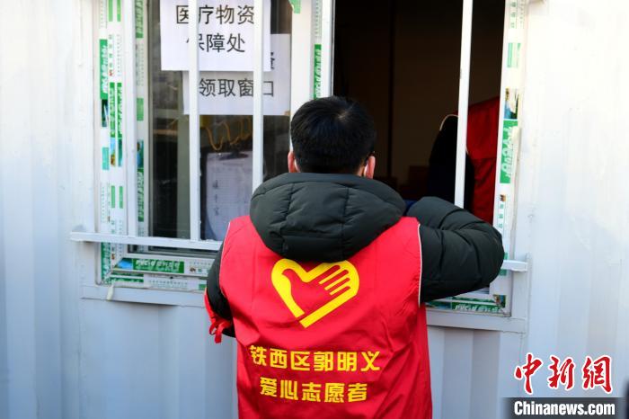 領(lǐng)防護(hù)用品?！¤F西區(qū)委宣傳部 攝