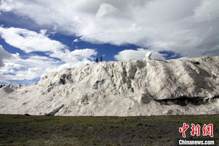 2016年7月冰崩后測量冰崩扇厚度。中科院青藏高原所 供圖