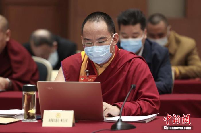 3月9日上午，全國政協(xié)十三屆四次會議舉行小組會議，討論“兩高”工作報告，審議各項(xiàng)決議和報告草案。圖為北京友誼賓館宗教界別委員小組會議現(xiàn)場，全國政協(xié)常委、中國佛教協(xié)會副會長、中國佛教協(xié)會西藏分會會長班禪額爾德尼·確吉杰布參加討論。<a target='_blank' ><p  align=