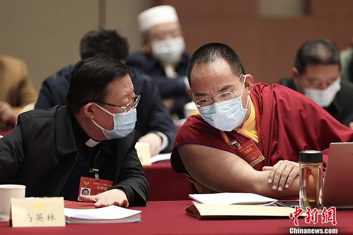 3月9日上午，全國政協(xié)十三屆四次會議舉行小組會議，討論“兩高”工作報告，審議各項(xiàng)決議和報告草案。圖為北京友誼賓館宗教界別委員小組會議現(xiàn)場，全國政協(xié)常委、中國佛教協(xié)會副會長、中國佛教協(xié)會西藏分會會長班禪額爾德尼·確吉杰布(右)與全國政協(xié)常委、中國天主教主教團(tuán)主席馬英林(左)交流。<a target='_blank' ><p  align=