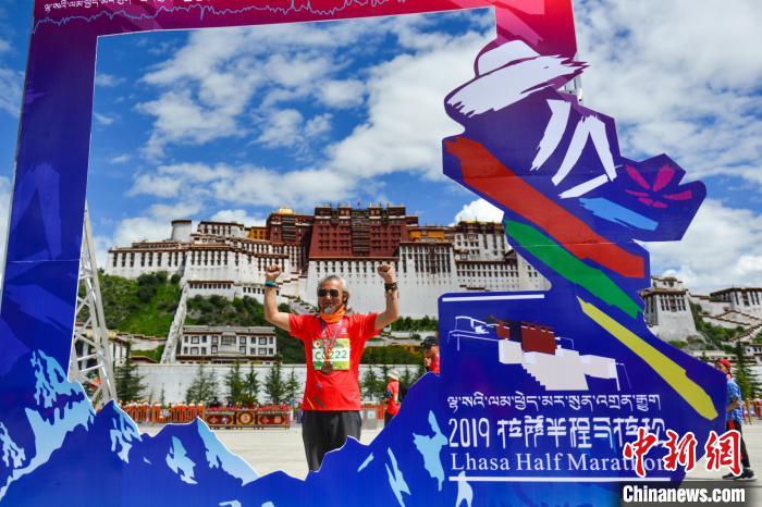 資料圖為2019年8月18日，拉薩舉行半程馬拉松賽。　江飛波 攝