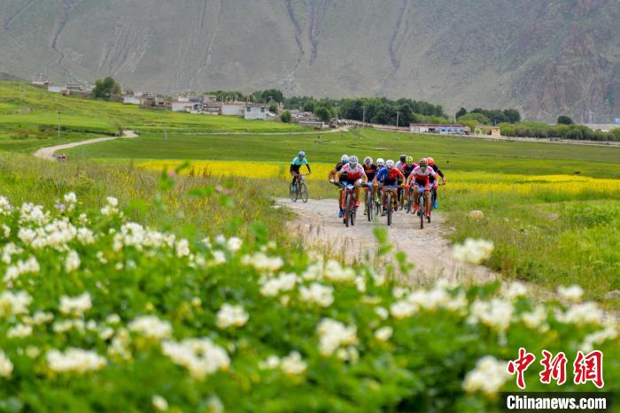 資料圖為2019年，西藏拉薩在堆龍德慶區(qū)舉行楚布溝山地自行車越野賽?！〗w波 攝
