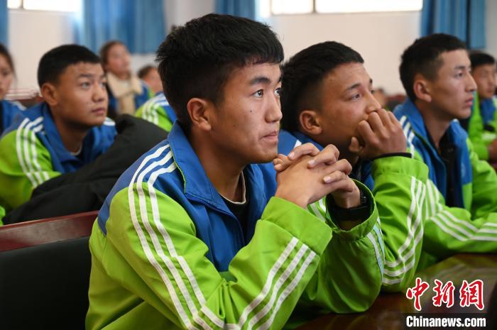 圖為學(xué)生在聆聽授課。