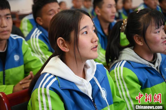 圖為學(xué)生在聆聽授課。