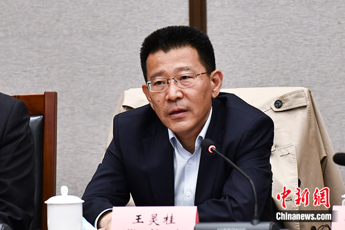 5月16日，由中國社會科學(xué)院西藏智庫、中國社會科學(xué)院民族學(xué)與人類學(xué)研究所主辦的第五屆西藏智庫國際論壇在北京舉行。中國社會科學(xué)院副院長王靈桂在致辭中表示，今年是西藏和平解放70周年，西藏人民團結(jié)奮斗，把貧窮落后的舊西藏建設(shè)成經(jīng)濟發(fā)展、文化繁榮、社會進步、環(huán)境良好、生活幸福的社會主義新西藏，西藏歷史上第一次徹底消滅了絕對貧困，同全國人民一起，西藏各族人民已經(jīng)走進全面建成小康社會的新時代，進入歷史發(fā)展的新坐標。 <a target='_blank' ><p  align=