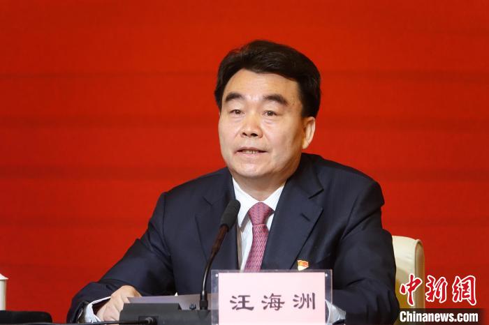 汪海洲在發(fā)布會上介紹西藏自治區(qū)黨史學習教育開展情況?！∪轿木?攝