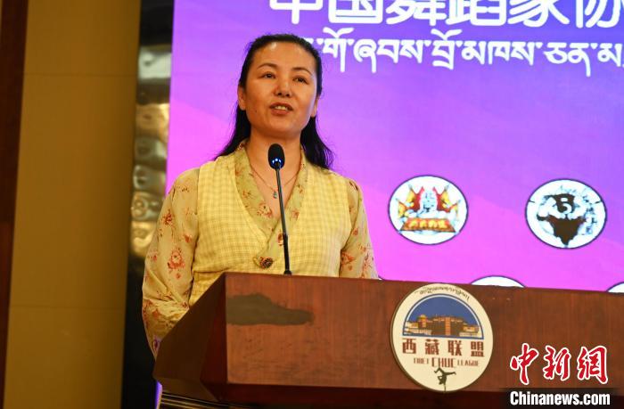 圖為西藏自治區(qū)舞蹈家協(xié)會(huì)主席達(dá)娃拉姆致辭?！≮w朗 攝