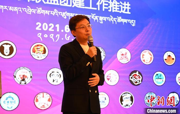 圖為中國(guó)舞蹈家協(xié)會(huì)街舞委員會(huì)常務(wù)副主任、秘書(shū)長(zhǎng)夏銳致辭。　趙朗 攝