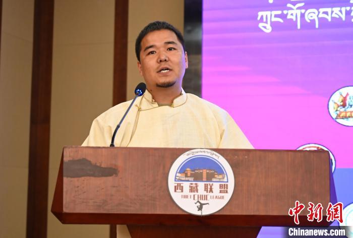 圖為西藏街舞聯(lián)盟常務(wù)副主任朗卡旺青致辭?！≮w朗 攝