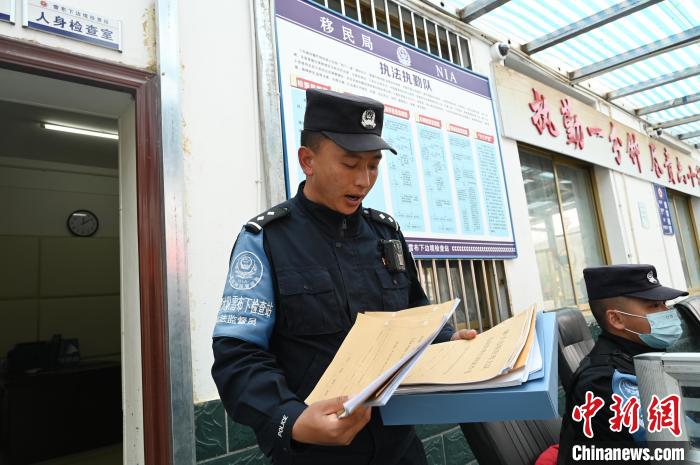 圖為洛桑朗嘎向記者展示卷宗?！≮w朗 攝