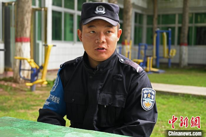 圖為邊煒接受記者采訪。　趙朗 攝