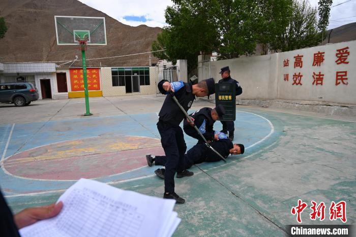 圖為移民管理警察進行警務技能考核。　趙朗 攝