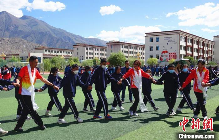 圖為世界冠軍與拉薩阿里地區(qū)高級中學(xué)學(xué)生一起跳鍋莊?！∪轿木?攝