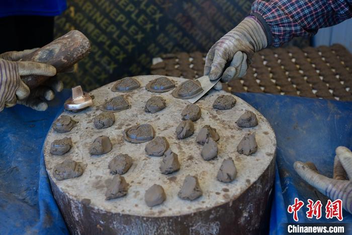 6月14日，拉薩的手工藝人制作“擦擦”。 <a target='_blank' ><p  align=