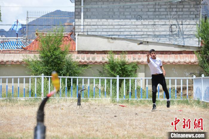 圖為西藏自治區(qū)拉薩市賽馬場內(nèi)市民在體驗“打牛角”項目?！∝暩聛硭?攝