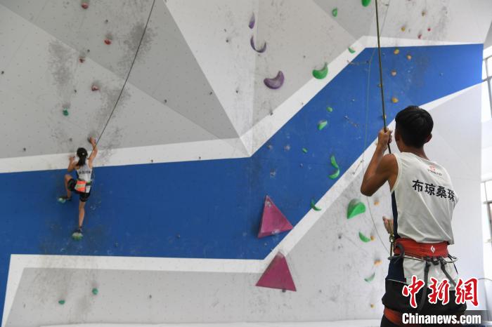 圖為西藏登山體驗健身訓(xùn)練館內(nèi)登山隊員在體驗攀巖項目?！∝暩聛硭?攝