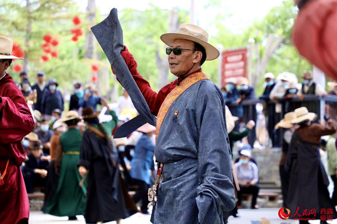 拉薩市民在宗角祿康公園跳鍋莊舞。人民網(wǎng) 次仁羅布攝