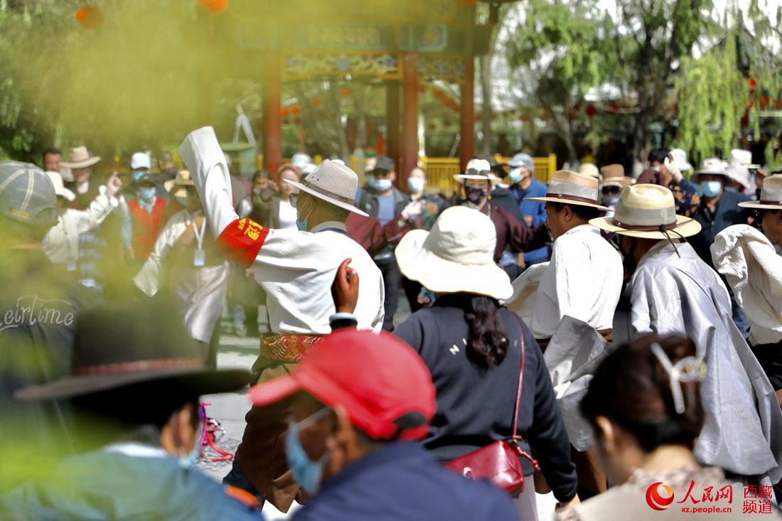 拉薩市民在宗角祿康公園跳鍋莊舞。人民網(wǎng) 次仁羅布攝