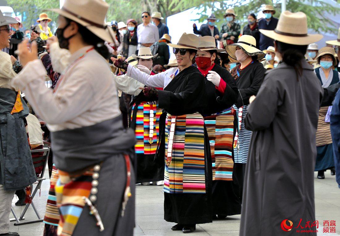 拉薩市民在宗角祿康公園跳鍋莊舞。人民網(wǎng) 次仁羅布攝