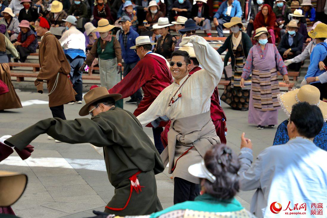 拉薩市民在宗角祿康公園跳鍋莊舞。人民網(wǎng) 次仁羅布攝
