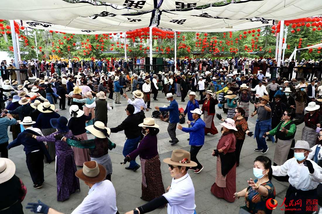 拉薩市民在宗角祿康公園跳鍋莊舞。人民網(wǎng) 次仁羅布攝