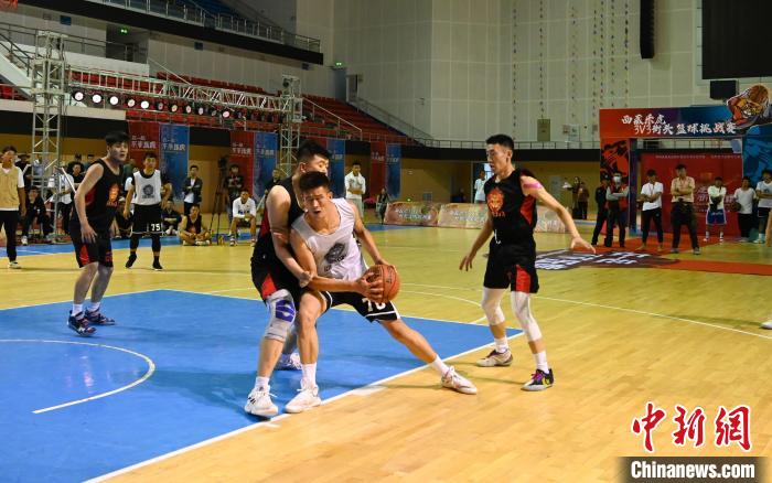 圖為西藏美康隊(白色球衣)對決雪域兄弟隊?！≮w朗 攝