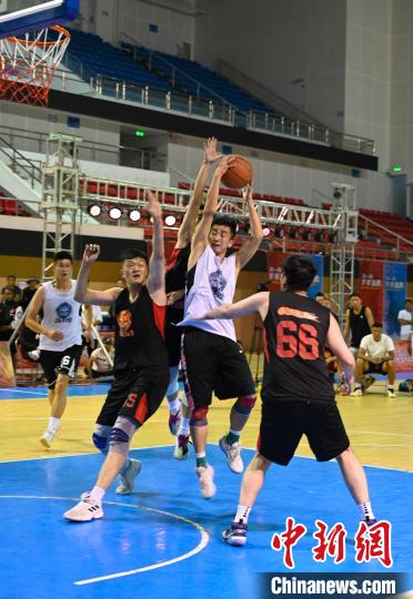 圖為西藏美康隊(duì)(白色球衣)對(duì)決雪域兄弟隊(duì)?！≮w朗 攝