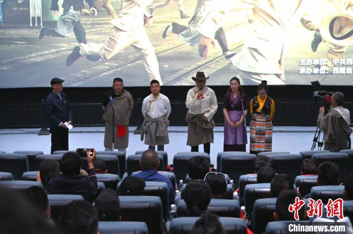 圖為主創(chuàng)人員分享譯制過(guò)程?！≮w朗 攝