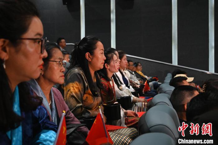 圖為觀(guān)眾觀(guān)看影片?！≮w朗 攝