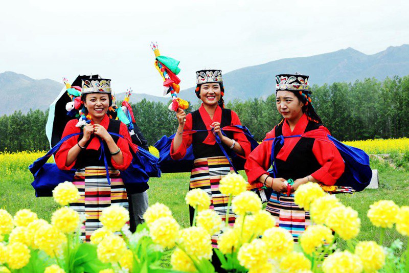 笑靨如花的群眾。洛桑克珠攝