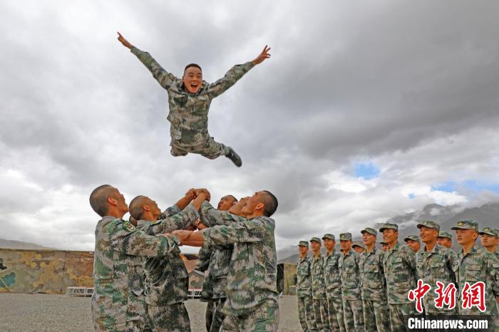 新兵進(jìn)行“空中燕子飛”?！⊥貔i程 攝