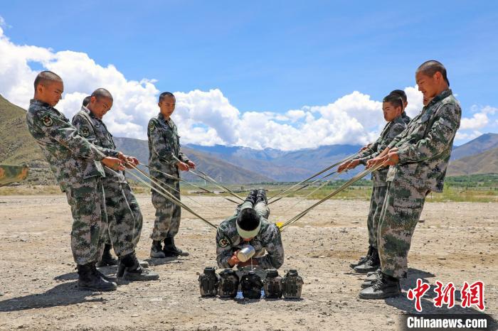 圖為荊棘排雷訓(xùn)練。　王志偉 攝