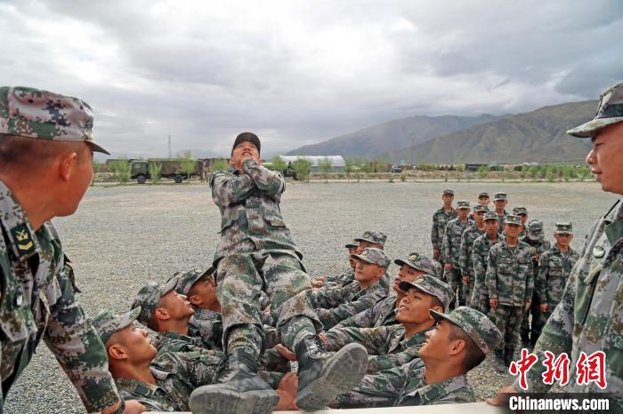 信任背摔?！《魏晡?攝